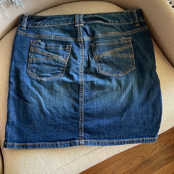 Tommy Hilfiger Denim Mini Skirt, size 6 - Picture 2 of 3